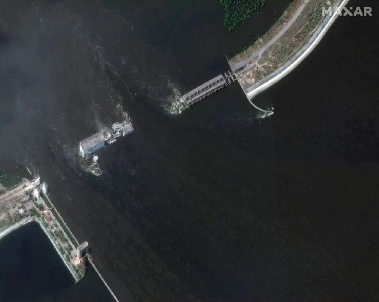 Взривеният язовир: Водата в Каховка падна под мъртвата точка