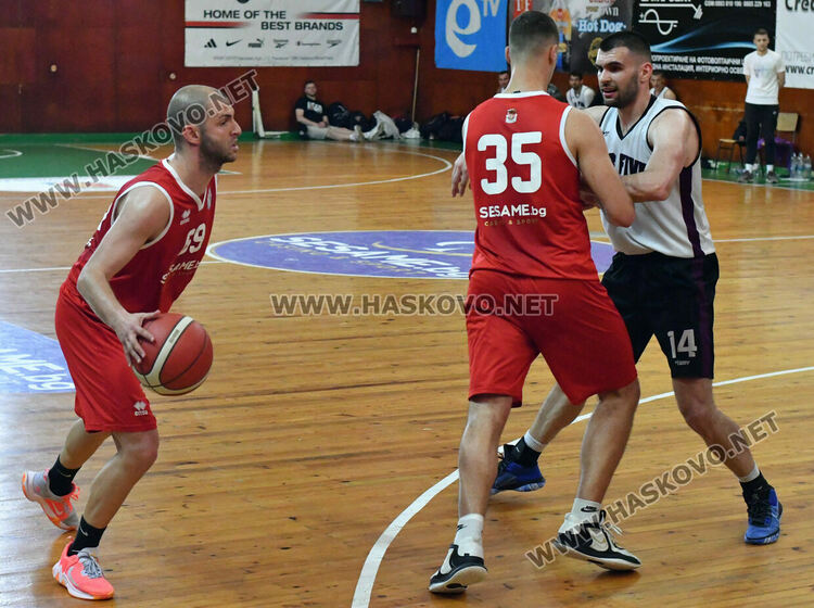 Баскетболистите на Хасково ще спорят за титлата в „А“ група