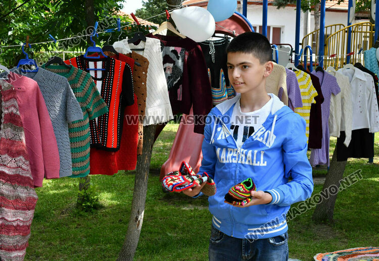 Плетива и стари градски песни в Крум за девета година