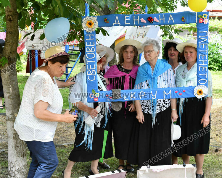 Плетива и стари градски песни в Крум за девета година