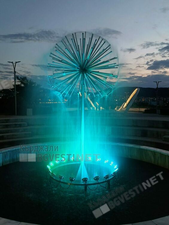 Шадраванът в парк "Арпезос Север" вече е огрян с разноцветни светлини