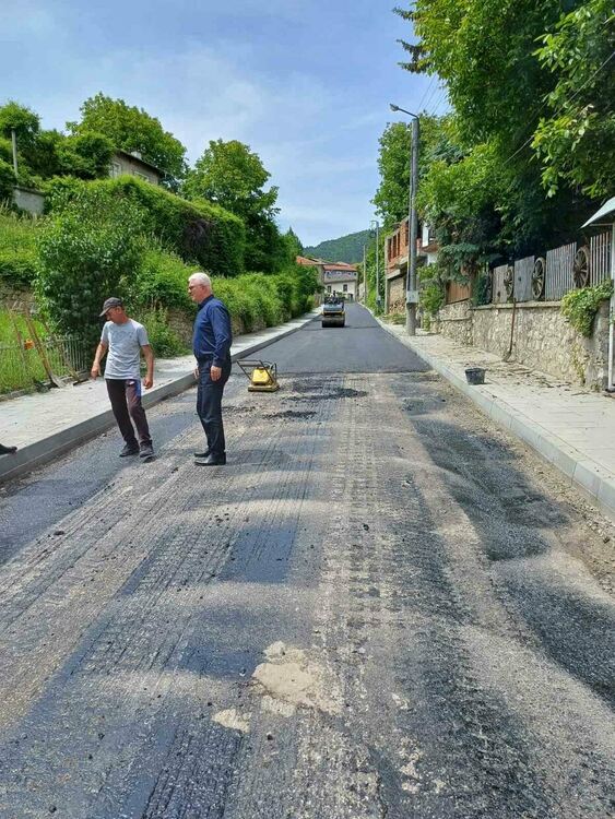 Ударно асфалтират улици в Община Чепеларе