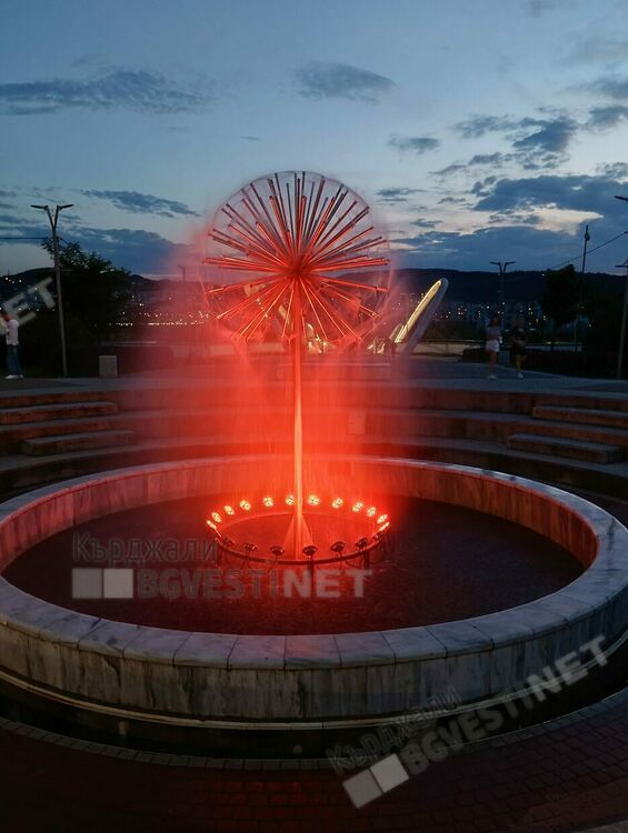 Шадраванът в парк "Арпезос Север" вече е огрян с разноцветни светлини