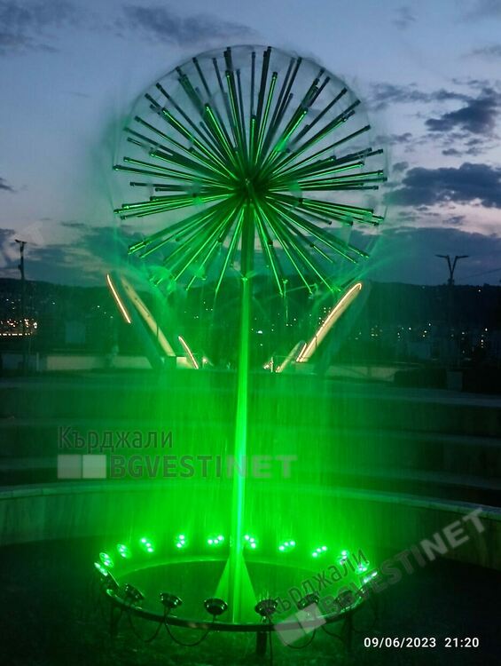 Шадраванът в парк "Арпезос Север" вече е огрян с разноцветни светлини