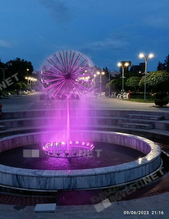 Шадраванът в парк "Арпезос Север" вече е огрян с разноцветни светлини