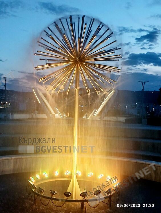 Шадраванът в парк "Арпезос Север" вече е огрян с разноцветни светлини