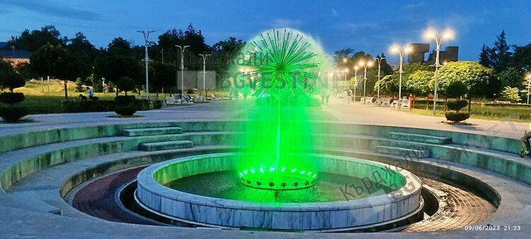 Шадраванът в парк "Арпезос Север" вече е огрян с разноцветни светлини