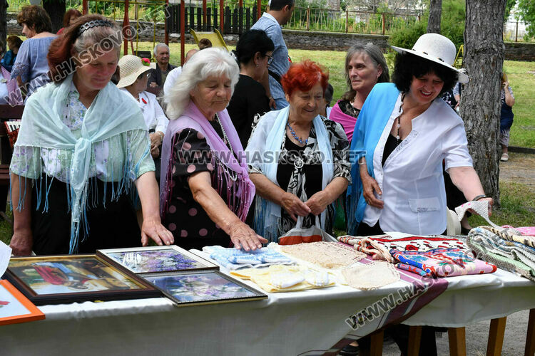 Плетива и стари градски песни в Крум за девета година