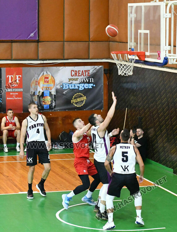 Баскетболистите на Хасково ще спорят за титлата в „А“ група