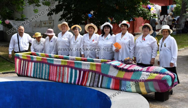 Плетива и стари градски песни в Крум за девета година