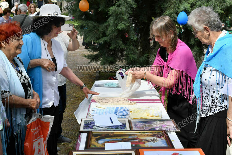 Плетива и стари градски песни в Крум за девета година