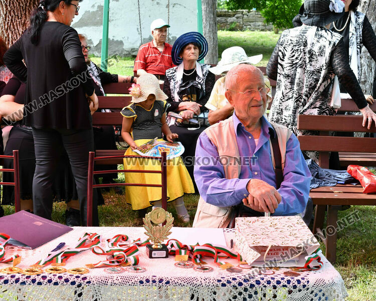 Плетива и стари градски песни в Крум за девета година