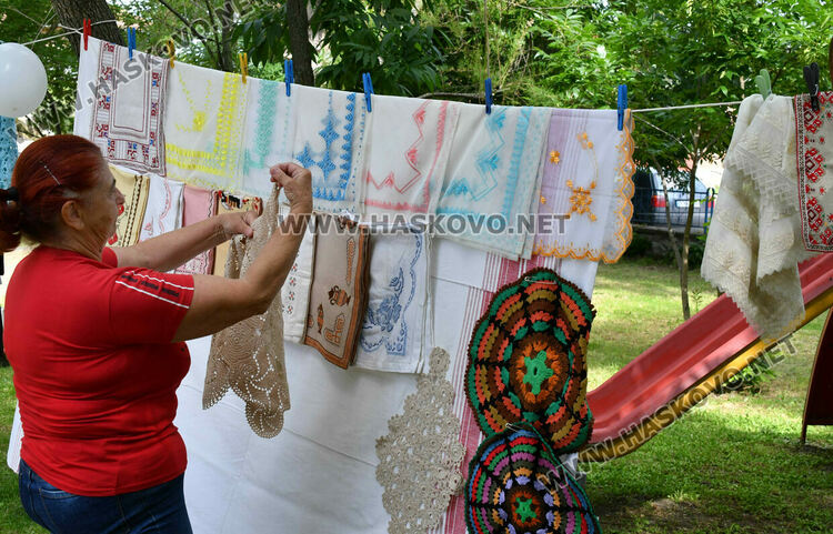 Плетива и стари градски песни в Крум за девета година