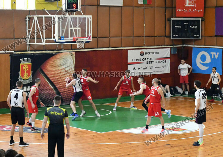 Баскетболистите на Хасково ще спорят за титлата в „А“ група