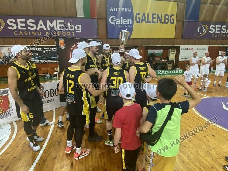 Баскетболистите на Хасково спечелиха сребърните медали в „А“ група