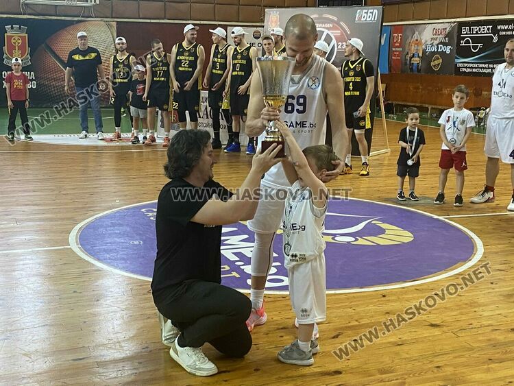 Баскетболистите на Хасково спечелиха сребърните медали в „А“ група