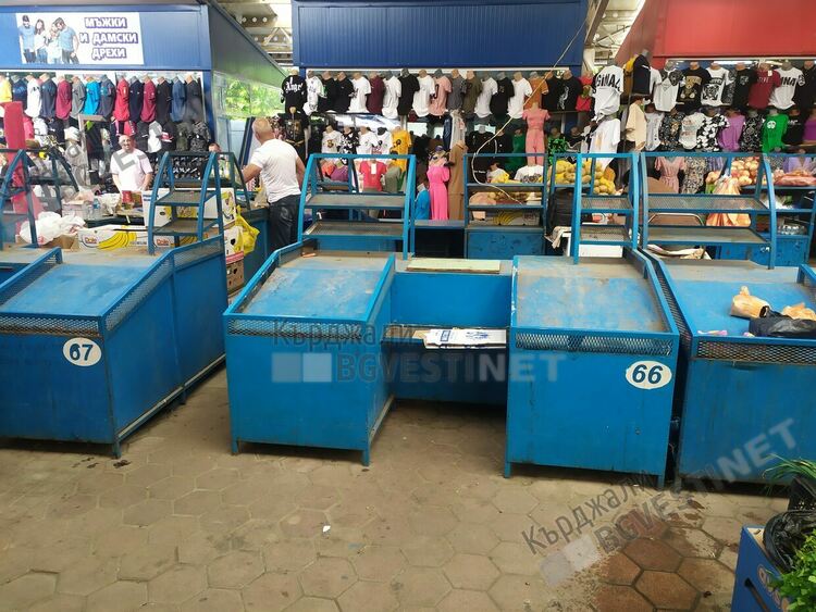 Празни сергии на Пазара в Кърджали,търговците бягат