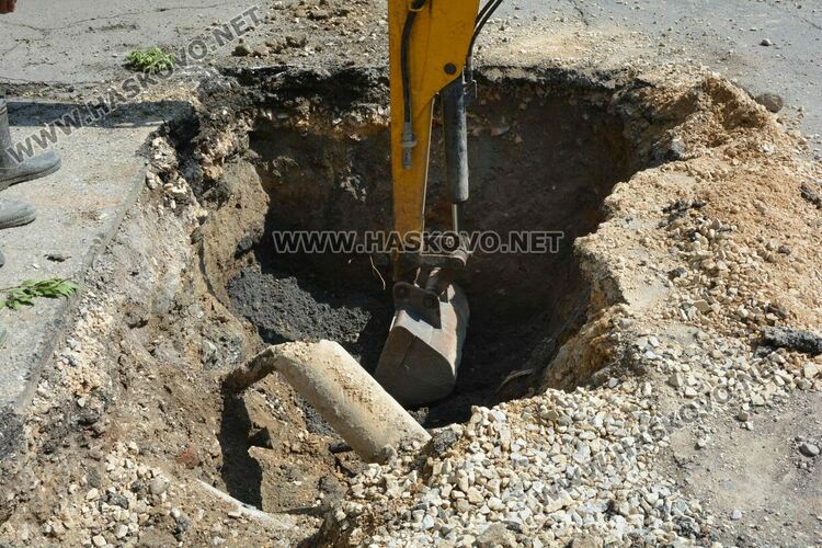 Част от „Червена стена“ без вода заради прокарване на връзка към новия басейн