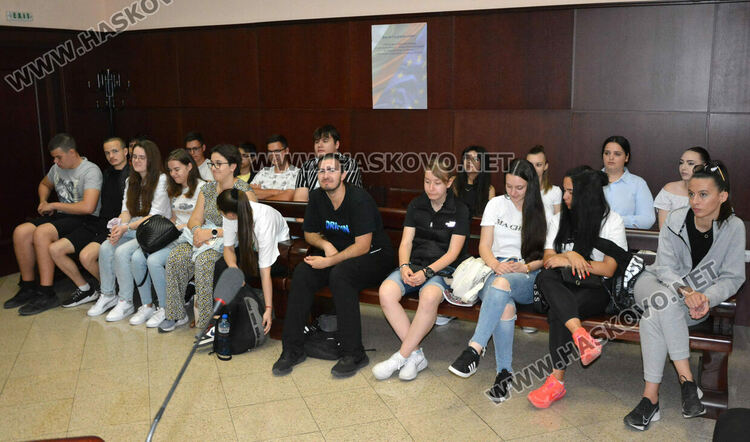 Ученици слушаха лекция за административното правосъдие, нарушения и наказания