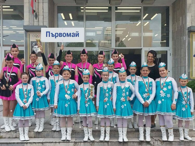 С медали се завърнаха мажоретките на "Златаров" от Пазарджик