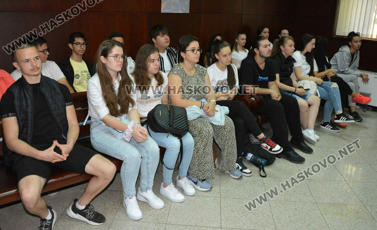 Ученици слушаха лекция за административното правосъдие, нарушения и наказания