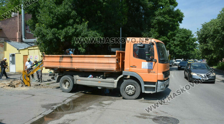 Част от „Червена стена“ без вода заради прокарване на връзка към новия басейн