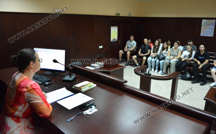 Ученици слушаха лекция за административното правосъдие, нарушения и наказания