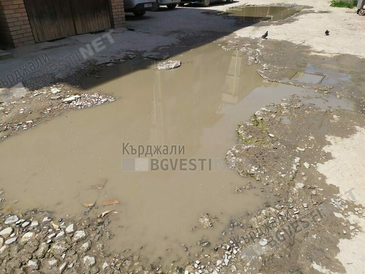 Запушени отводнителни шахти превръщат ул.”Деспот Слав” в езеро