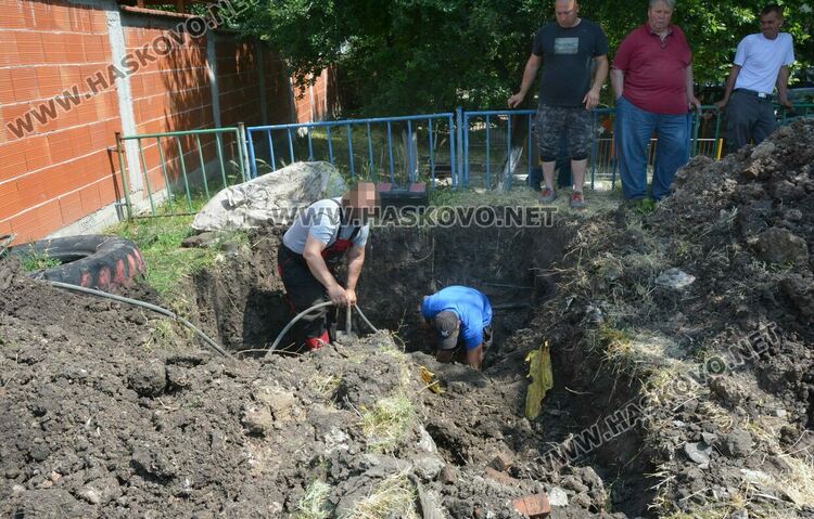 Част от „Червена стена“ без вода заради прокарване на връзка към новия басейн