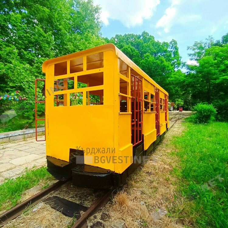 Графити красят трасето на детската железница в парк „Простор”,добавят още едно вагонче към влакчето