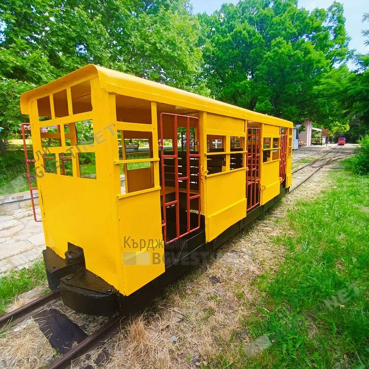 Графити красят трасето на детската железница в парк „Простор”,добавят още едно вагонче към влакчето