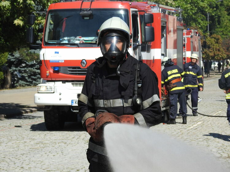 "Мерцедес" се запали в движение при Патица