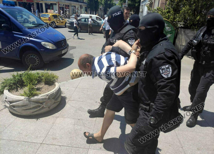 Оставиха в ареста мъжа, пребил и ограбил жена си