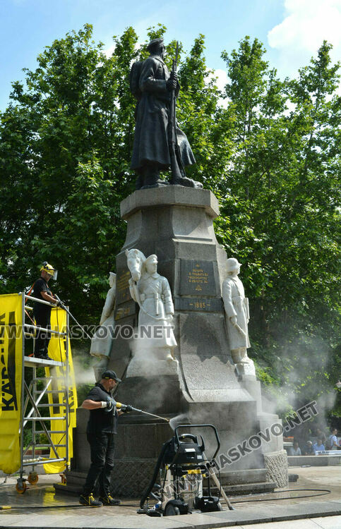 Паметникът на Незнайния войн светна след основно почистване