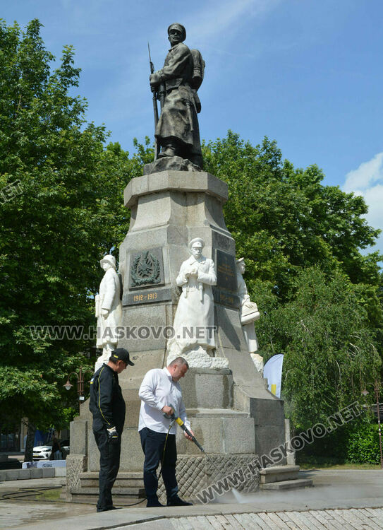 Паметникът на Незнайния войн светна след основно почистване