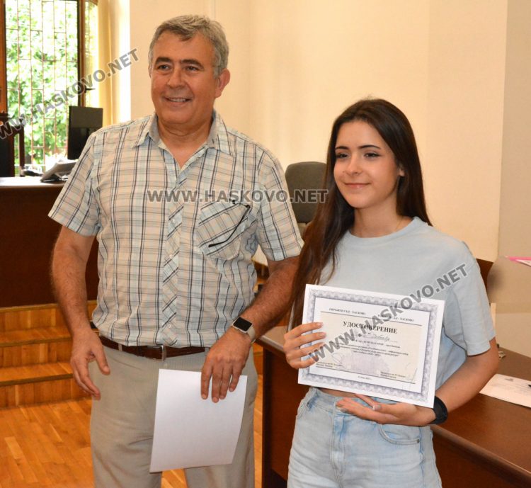 Съдии от Хасково отличиха ученици от Езиковата за партньорство и есе по право