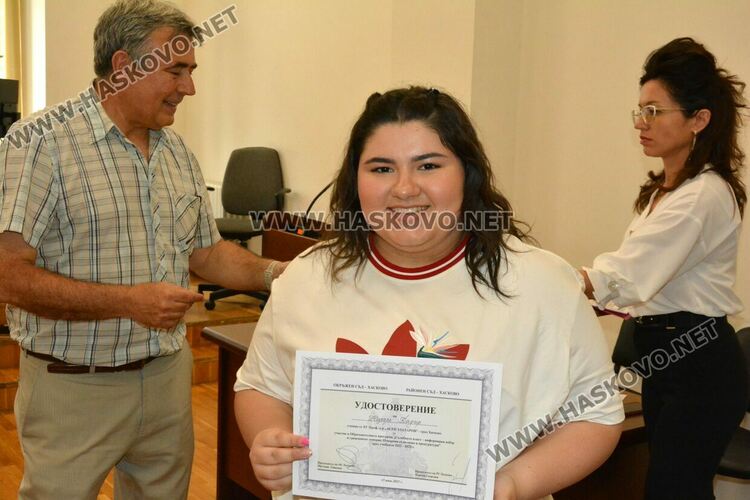 Съдии от Хасково отличиха ученици от Езиковата за партньорство и есе по право