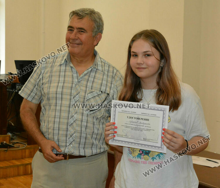 Съдии от Хасково отличиха ученици от Езиковата за партньорство и есе по право