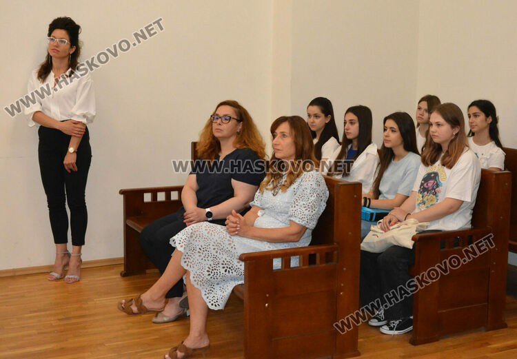 Съдии от Хасково отличиха ученици от Езиковата за партньорство и есе по право