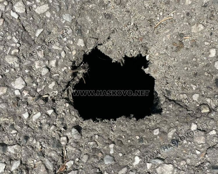 Хасковлии сигнализираха за дупка на улица „Христо Ботев“