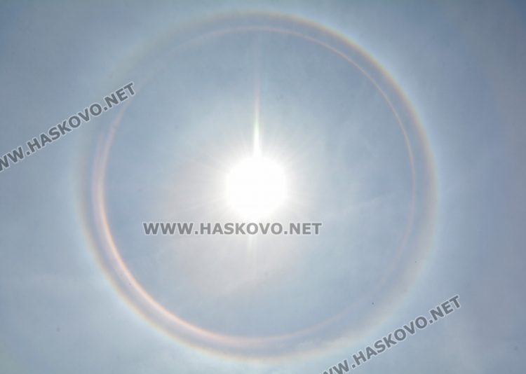 Слънчево хало се образува над Хасково