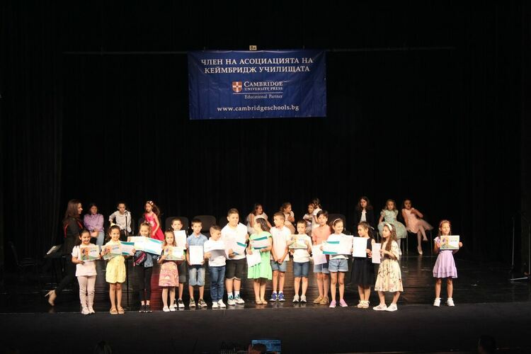 Образователен център Неа Германика  с тържествен концерт в Театъра по случай края на учебната година.