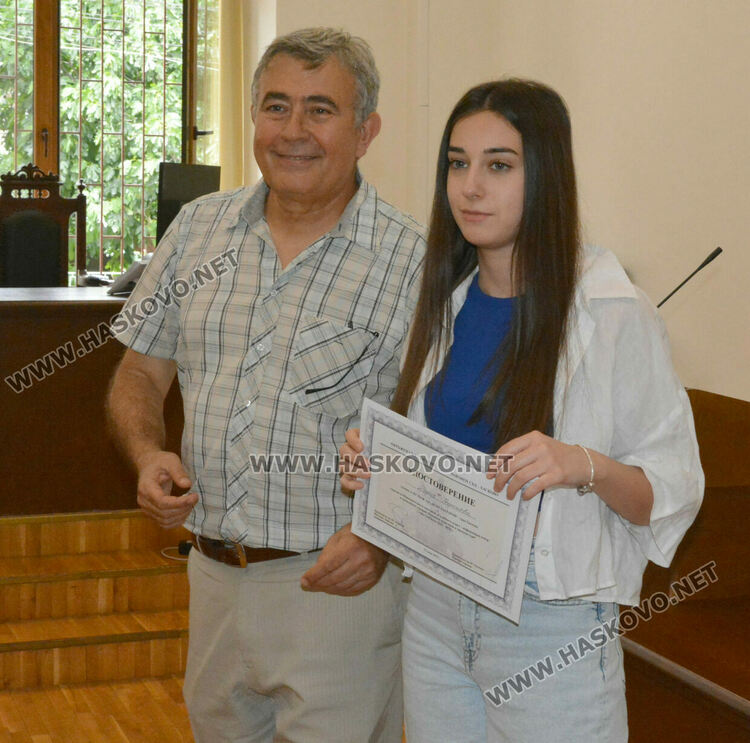 Съдии от Хасково отличиха ученици от Езиковата за партньорство и есе по право