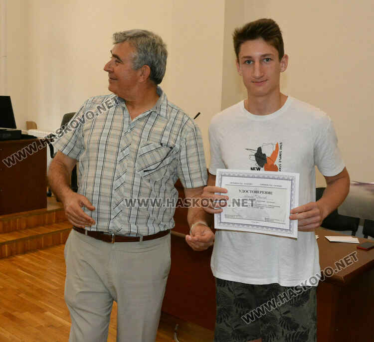 Съдии от Хасково отличиха ученици от Езиковата за партньорство и есе по право