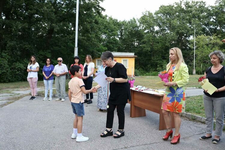 Отличиха 42-ма изявени математици в Димитровград