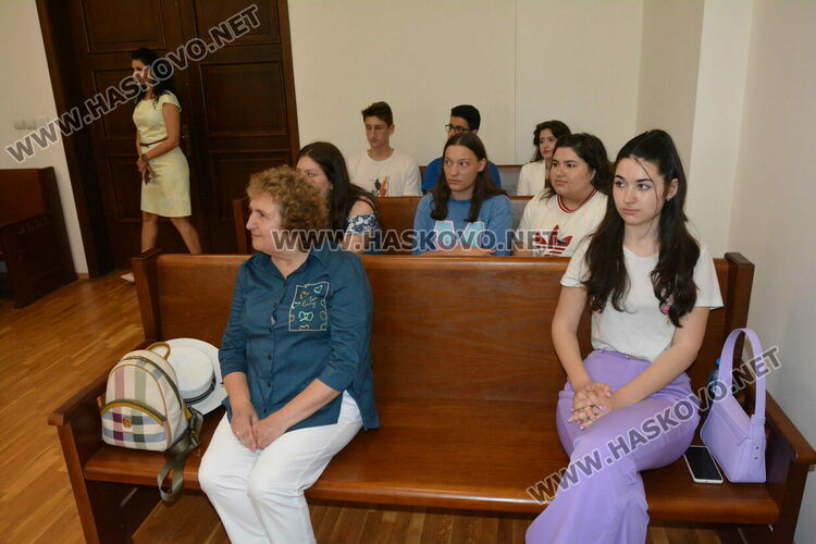 Съдии от Хасково отличиха ученици от Езиковата за партньорство и есе по право