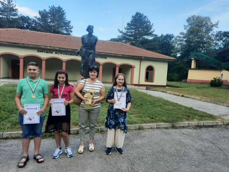 Отличиха 42-ма изявени математици в Димитровград