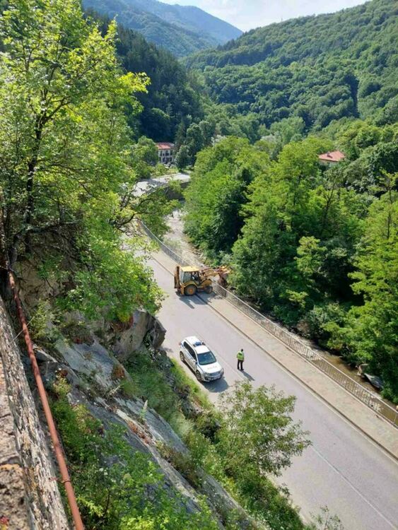 Свлачище затвори пътя Асеновград - Смолян 