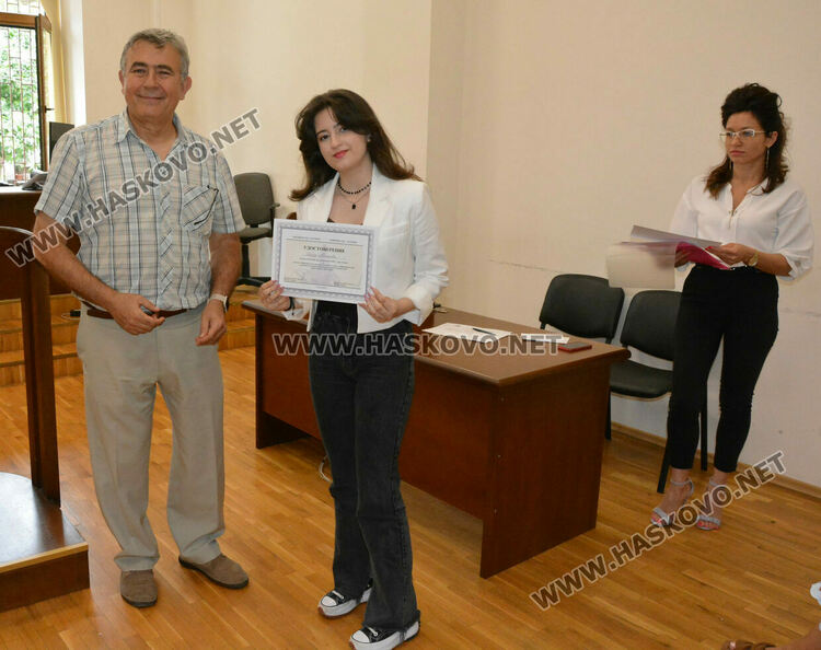 Съдии от Хасково отличиха ученици от Езиковата за партньорство и есе по право