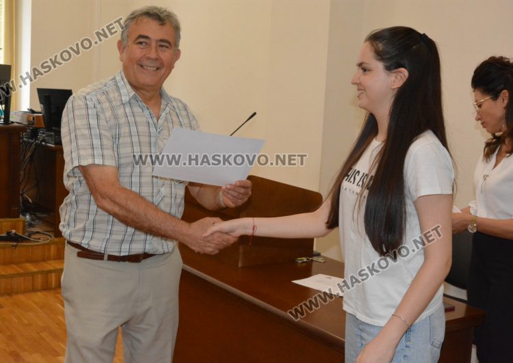 Съдии от Хасково отличиха ученици от Езиковата за партньорство и есе по право